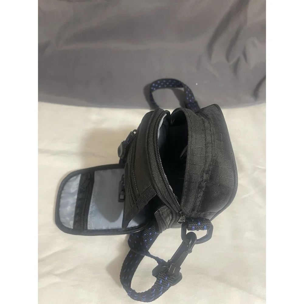 Samsonite black pockets